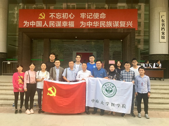 中国微生物学会病毒学专业委员会与云南省传染病防控优势单位签署合作框架协议(前排右二为郭德银教授)